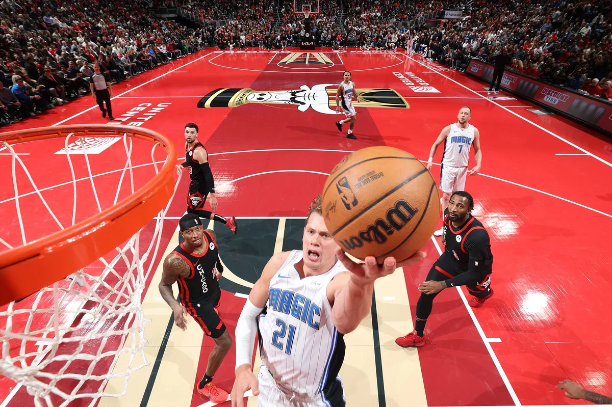 NBA篮球赛事现场，江南体育品牌展示